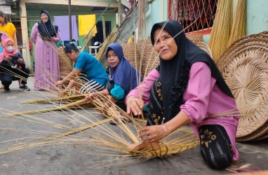 Dari Usaha Lidi Nipah, Nasabah BTPN Syariah Ini Bisa Beli Kebun Sawit