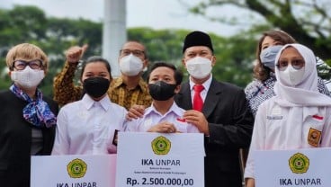 Hari Pahlawan: IKA Unpar-Pemkot Bandung Salurkan Bantuan Beasiswa dan Makanan