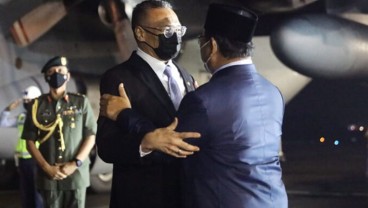 Momen Prabowo Jemput Menhan Malaysia di Bandara Bandung
