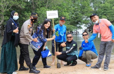 Peserta Astindo JoyBike Tanam Mangrove di Destinasi Wisata