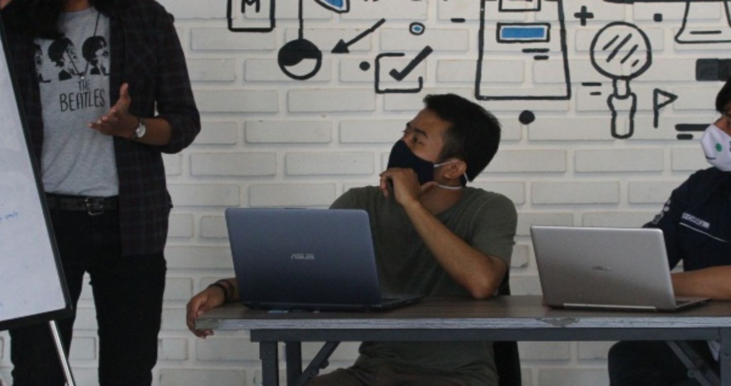 Pengelola perusahaan rintisan digital atau startup mengoperasikan program pelayanan di sebuah kantor bersama berbasis jaringan internet (Coworking space) Ngalup.Co di Malang, Jawa Timur, Senin (12/10/2020). /ANTARA FOTO-Ari Bowo Sucipto