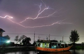 Cuaca Jakarta 16 November, Hujan Disertai Kilat dan Angin Kencang