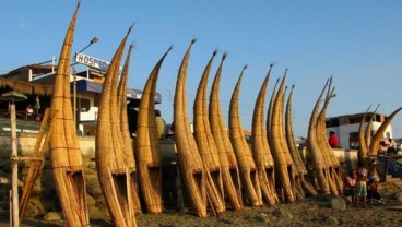 Sensasi Berselancar Caballitos de Totora di Peru