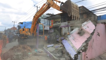 Arief Pantau Langsung Pembongkaran Rumah di Jalan Maulana Hasanudin