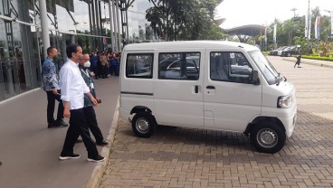 Kunjungi GIIAS 2021, Jokowi Jajal Mobil Listrik Mitsubishi