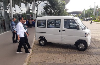 Kunjungi GIIAS 2021, Jokowi Jajal Mobil Listrik Mitsubishi