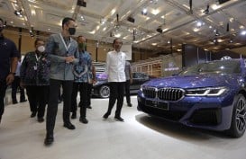 Jokowi Tinjau BMW Seri 5 dan Seri 3 Rakitan Lokal di GIIAS 2021
