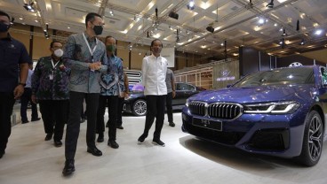 Jokowi Tinjau BMW Seri 5 dan Seri 3 Rakitan Lokal di GIIAS 2021