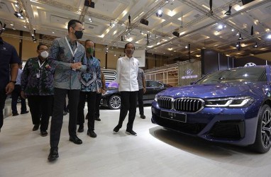 Jokowi Tinjau BMW Seri 5 dan Seri 3 Rakitan Lokal di GIIAS 2021