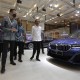 Jokowi Tinjau BMW Seri 5 dan Seri 3 Rakitan Lokal di GIIAS 2021