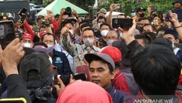 Temui Buruh yang Demo, Massa: Dukung Pak Anies Jadi Presiden!