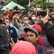 Temui Buruh yang Demo, Massa: Dukung Pak Anies Jadi Presiden!