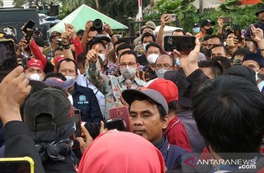 Temui Buruh yang Demo Tuntut Kenaikan UMP 2022, Ini Janji Anies