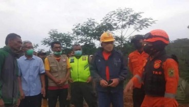 Kunjungi Lokasi Tebing Longsor, Plh Bupati Banjarnegara Sampaikan Duka Cita