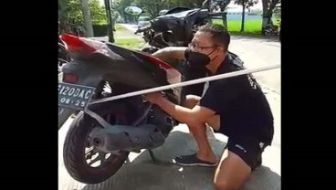 Ular Kobra Sembunyi di Sepeda Motor, Pengemudi Terkejut Saat Hendak Isi Bensin