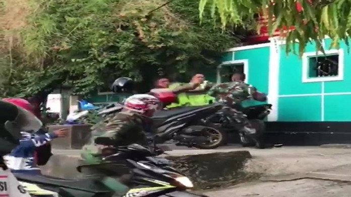 Viral, Video 2 Polisi Terlibat Adu Jotos dengan Seorang Anggota TNI di Maluku