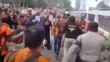 (VIDEO) Ormas Pemuda Pancasila Serang Polisi di Depan DPR