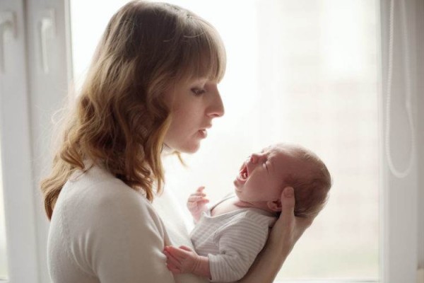 Seorang ibu sedang menenangkan bayi yang menangis. Baby blues atau sindrom setelah melahirkan merupakan hal umum bagi orang tua baru./vhiblog