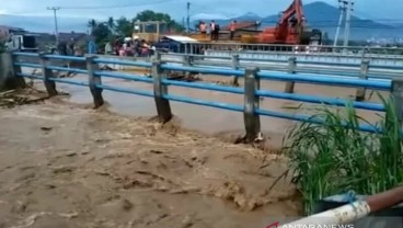 Sejumlah Kereta Api Tertahan Luapan Air di Bandung