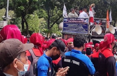 Buruh Demo di Depan Kantor Anies Tuntut Kenaikan UMP 10 Persen