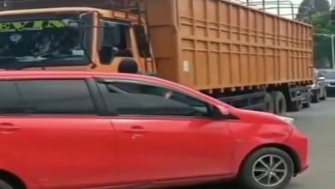 Diduga Saling Tak Mau Mengalah Saat di Jalan Raya, Pengemudi Mobil Lempar Kaca Truk hingga Pecah