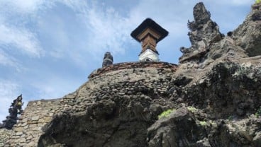 Wisata Pura Batu Bolong di Sekitar Sirkuit Mandalika 