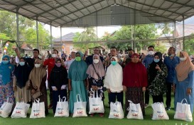 Hutama Karya Bagikan 250 Paket Sembako untuk Masyarakat Terdampak Covid-19 di Aceh
