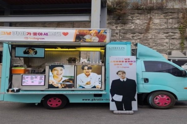 Kai EXO mendapat kiriman food truck dari Instagram Korea Selatan saat syuting MV Peaches.Instagram/Coppamagz.