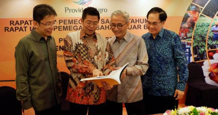 Presdir PT Provident Agro Tbk (PALM) Tri Boewono (kedua kiri), bersama Direktur Devin Antonio Ridwan (kiri), Direktur Budianto Purwahjo (kedua kanan) dan Direktur Independen Boyke Antonius Naba berbincang seusai RUPS, di Jakarta, Senin (4/6/2018)./JIBI-Nurul Hidayat 