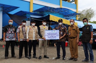 Serahkan Bantuan 100 Juta, UPZ Bank Kalsel Bantu Warga Terdampak Banjir Hulu Sungai Tengah