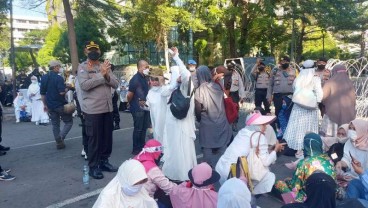 Aparat Polisi Bubarkan Kerumunan Reuni 212