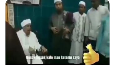 Viral Video Seorang Habib Menolak Dicium Tanggannya oleh Santri, Ini Alasannya