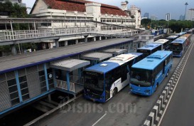 Bus TransJakarta Tabrak Pos Polisi di Cililitan Hingga Rusak Berat