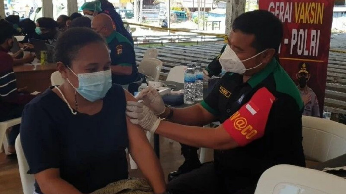 Petugas Kesulitan Vaksinasi Warga Asli Papua