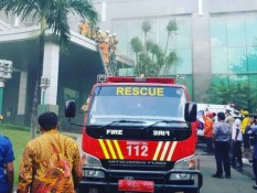 Kebakaran Gedung Cyber 1 Kuningan, 40 Unit Mobil Damkar Dikerahkan