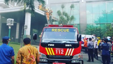 Kebakaran Gedung Cyber 1 Kuningan, 40 Unit Mobil Damkar Dikerahkan