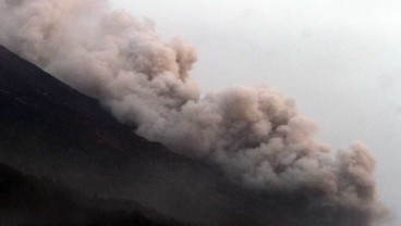 Erupsi Susulan Semeru Kembali Timbulkan Hujan Abu di Desa Pronojiwo 