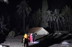 Foto-foto Atap Rumah Tertimbun Abu Vulkanik Akibat…