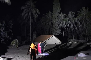 Foto-foto Atap Rumah Tertimbun Abu Vulkanik Akibat Erupsi Gunung Semeru