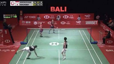 Detik-detik Marcus Gideon Lakukan Atraksi 'Jungkir Balik' Kembalikan Serangan Lawan di Final BWF