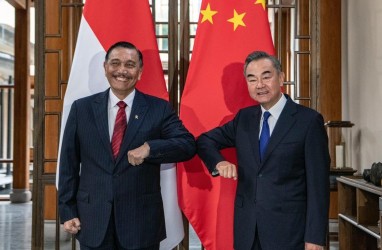 Menko Luhut Bertemu Menlu China Wang Yi, Bahas Apa?