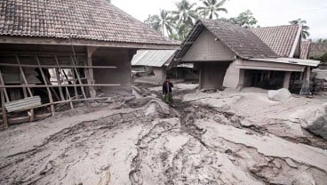 Gunung Semeru Kembali Erupsi, Petugas dan Relawan Berlarian untuk Menyelamatkan Diri