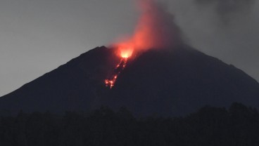 Tangkapan Kamera Lava Pijar Semeru