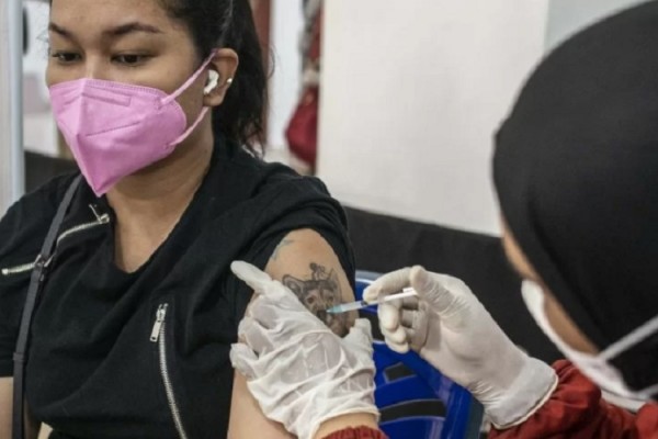 Vaksinator menyuntikkan vaksin Covid-19 kepada warga di Gelanggang Remaja Kecamatan Matraman, Jakarta, Selasa (16/11/2021). Kementerian Kesehatan mencatat cakupan vaksinasi Covid-19 di Indonesia telah melampaui target Organisasi Kesehatan Dunia (WHO) sekurang-kurangnya 40 persen populasi pada akhir 2021./Antara