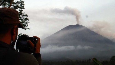 Gunung Semeru Kembali Erupsi Hari Ini, Warga Diminta Waspada