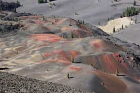 Indahnya Bukit Pasir Vulkanik Warna-warni di California