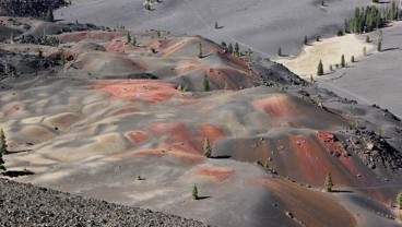 Indahnya Bukit Pasir Vulkanik Warna-warni di California