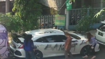 Viral Video Mobil Mewah Dicoret Warga, Diduga karena Parkir Sembarangan