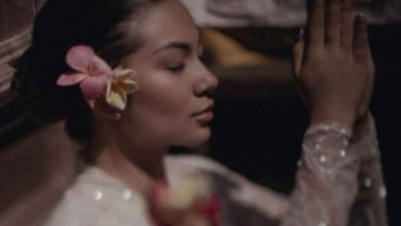 Ariel Tatum Disebut Jalani Upacara Melukat untuk Bersihkan Diri, Apa Itu?