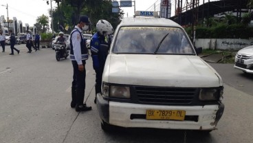 Petugas Gabungan Razia Angkot, Ada yang Terjaring Narkoba